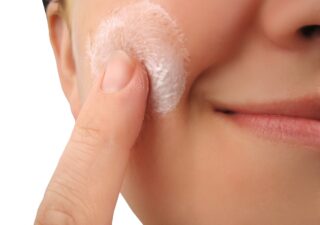 چگونه از پوست حساس مراقبت کنیم؟